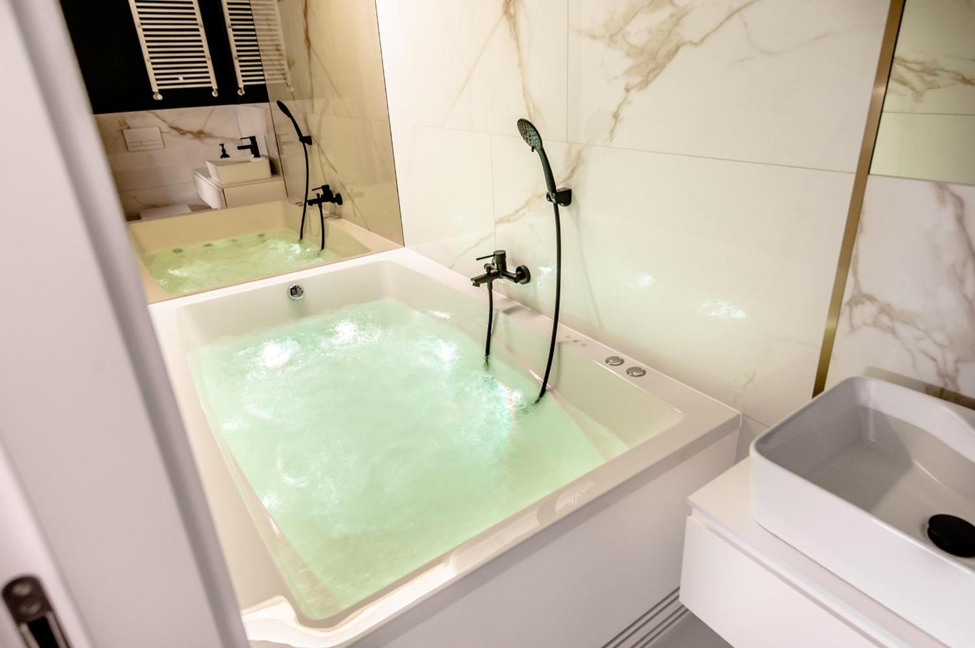 Super-Apartamenty Vip Jacuzzi III بوزنان المظهر الخارجي الصورة